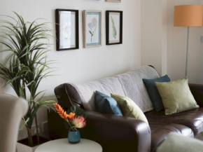 Pass the Keys Lovely 2-bed Glasgow Harbour with Parking and Views, Glasgow